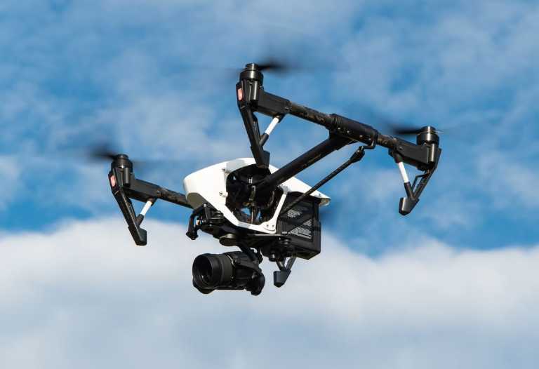 drone-multicopter-avec-camera-illustration-pretexte