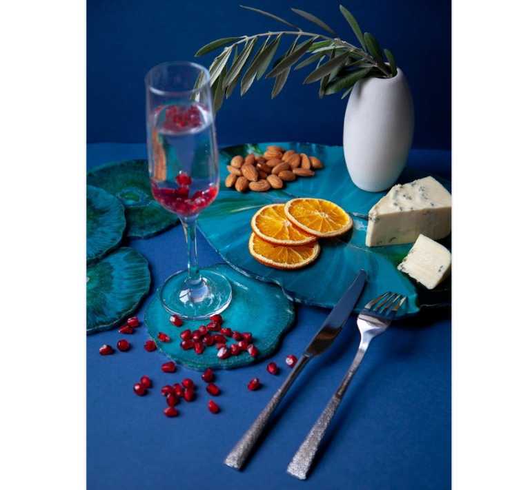 table-et-objets-bleus-illustration-pretexte-bleu-classique