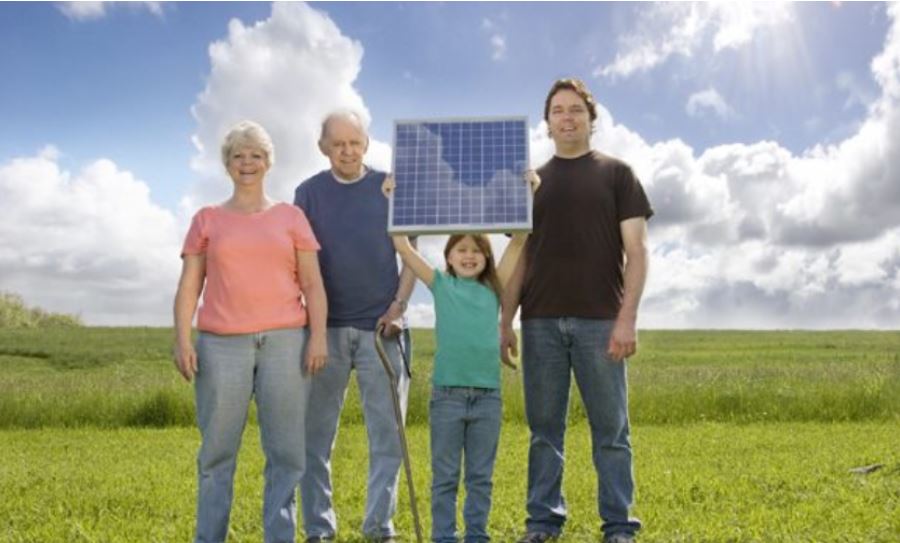 APERE-famille-avec-panneau-photovoltaique