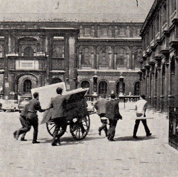 1965-arrivee-charrette-Beaux-Arts-St-Germain-des-Pres-étudiants-architectes